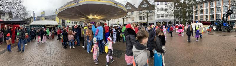 02-marktplatz-schirm.jpg (52061 Byte)