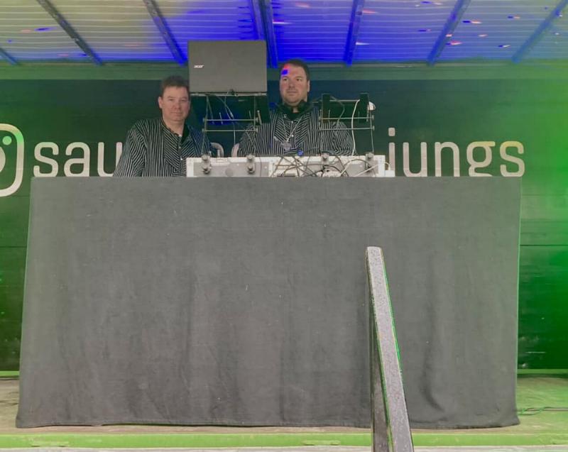 03-dj.jpg (52852 Byte)